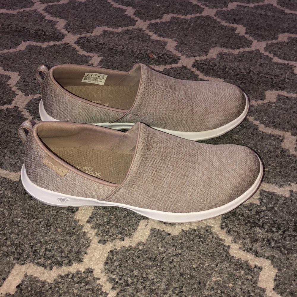 Sketchers Go Walk Lite Starlet Loafer in Taupe